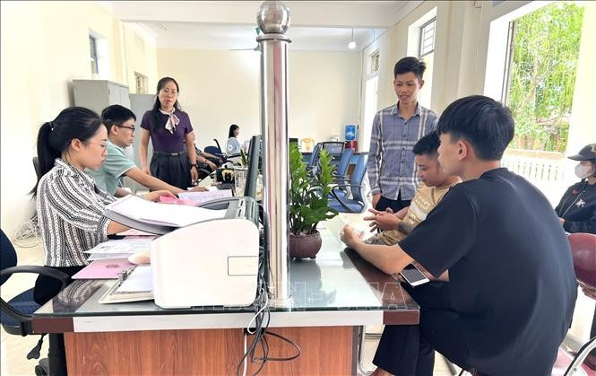 Los pobladores realizan sus trámites dministrativos en la comuna de Lien Son, provincia de Lao Cai (Foto: VNA)