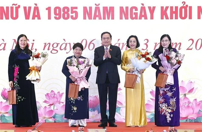 El presidente de la Asamblea Nacional de Vietnam, Tran Thanh Man, entrega flores y obsequios a las diputadas con motivo del Día Internacional de la Mujer. (Foto: VNA)