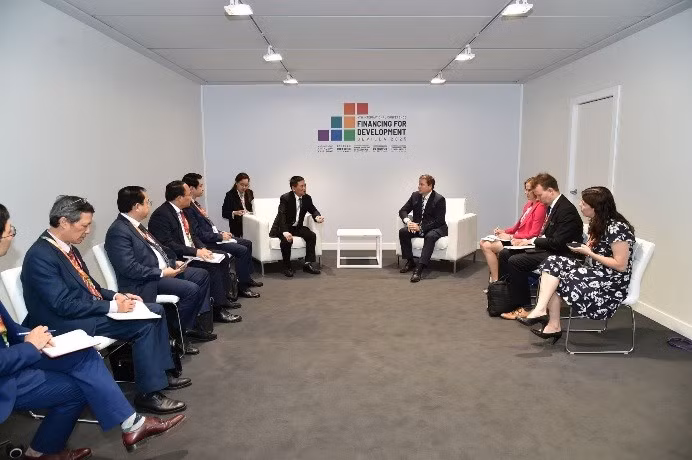 En la reunión entre el viceprimer ministro vietnamita Ho Duc Phoc y el ministro de Comercio Exterior y Cooperación al Desarrollo de Finlandia, Ville Tavio (Fuente: VNA)