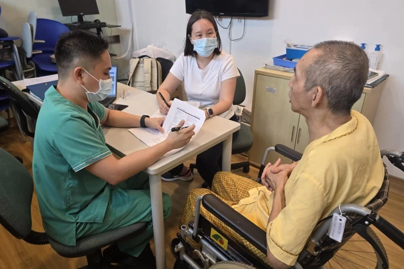 El personal médico realiza exámenes periódicos a una persona mayor en Singapur (Foto: https://www.straitstimes.com/)