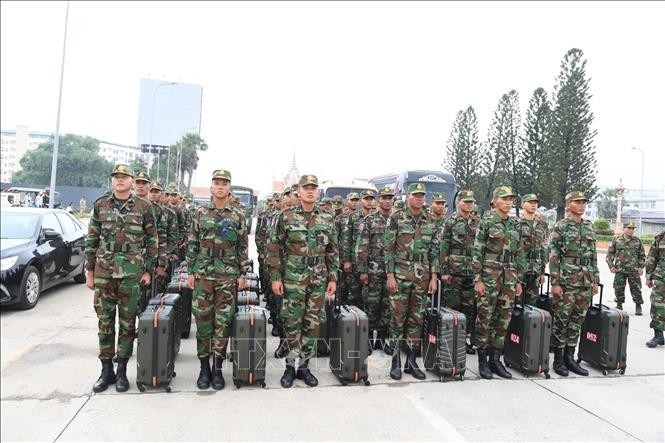 Oficiales y soldados del Ejército Real de Camboya en el Puesto Fronterizo Internacional de Moc Bai (Foto: VNA)
