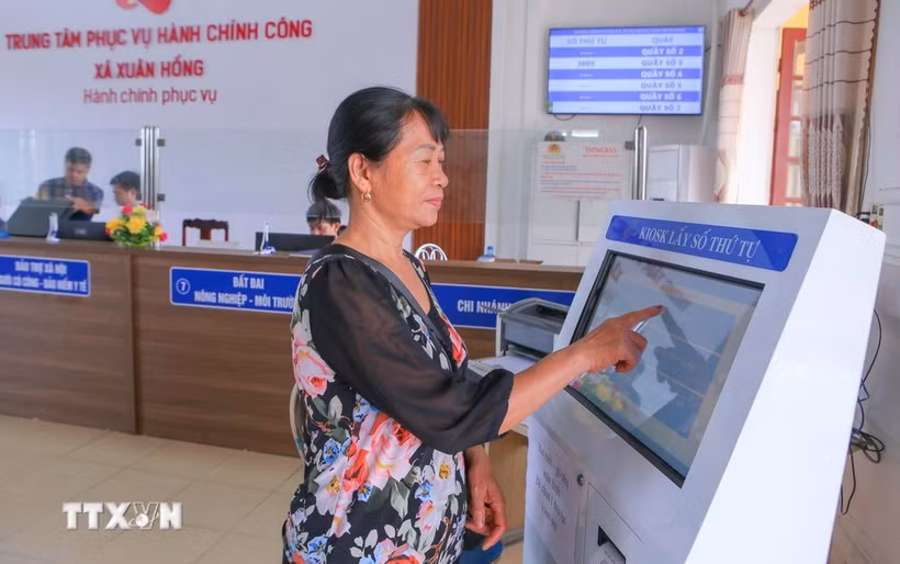 Una ciudadana realiza una solicitud en el Centro de Servicios de Administración Pública de la comuna de Xuan Hong, provincia de Ninh Binh. (Foto: VNA)