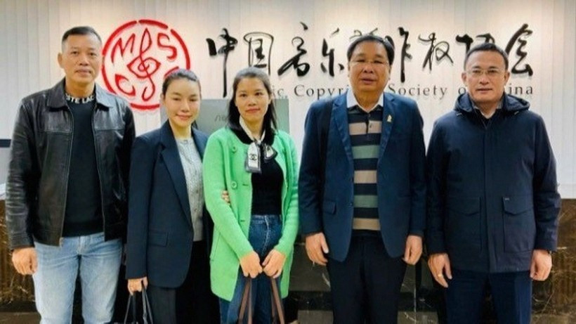 Dinh Trung Can (segundo desde la derecha), director del VCPMC, en la reunión de la CISAC en Beijing (China), en octubre de 2025. (Foto: nhandan.vn)