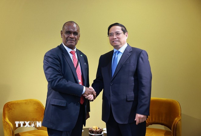 El primer ministro de Vietnam, Pham Minh Chinh (derecha), se reúne con su homólogo de las Islas Salomón, Jeremiah Manele (Foto: VNA)