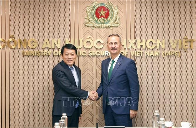 El ministro de Seguridad Pública, general Luong Tam Quang (izquierda), recibe a Haluk Görgün, presidente de la Agencia de Industria de Defensa de Turquía (Foto: VNA)