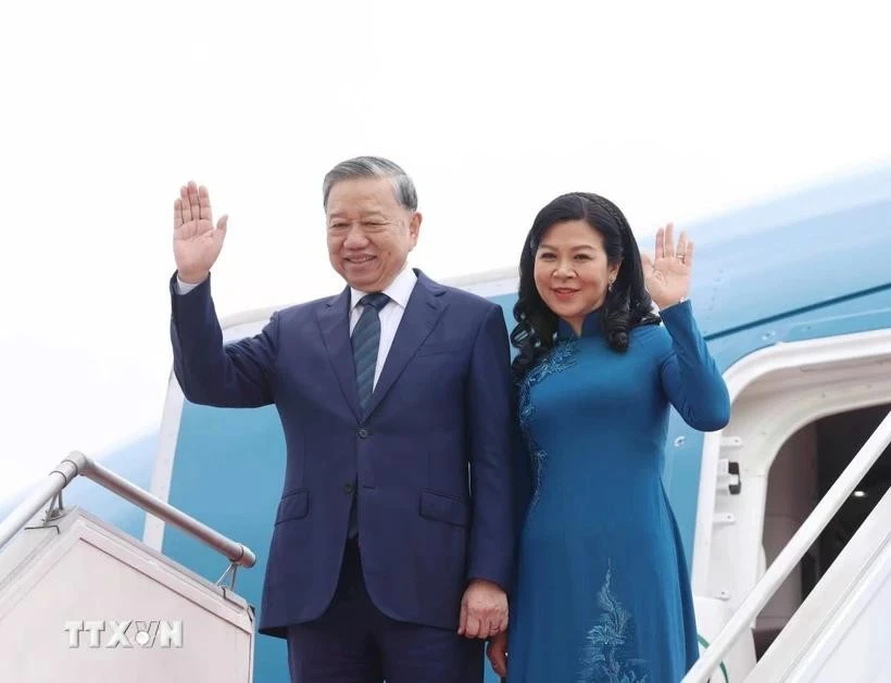 El secretario general del Partido Comunista de Vietnam, To Lam, y su esposa parten de Indonesia para visitar Singapur. (Foto: VNA)