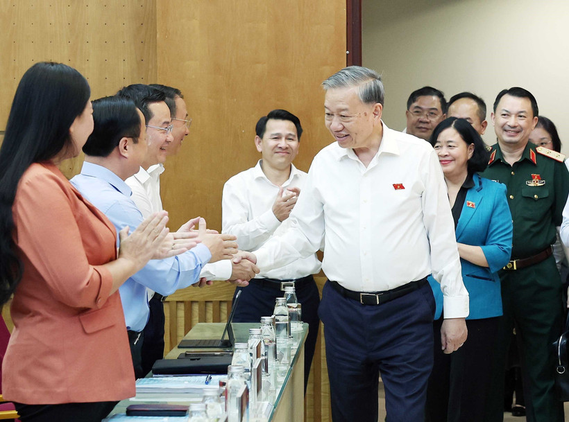 El secretario general del Partido Comunista de Vietnam, To Lam, saluda a los delegados (Foto: VNA)
