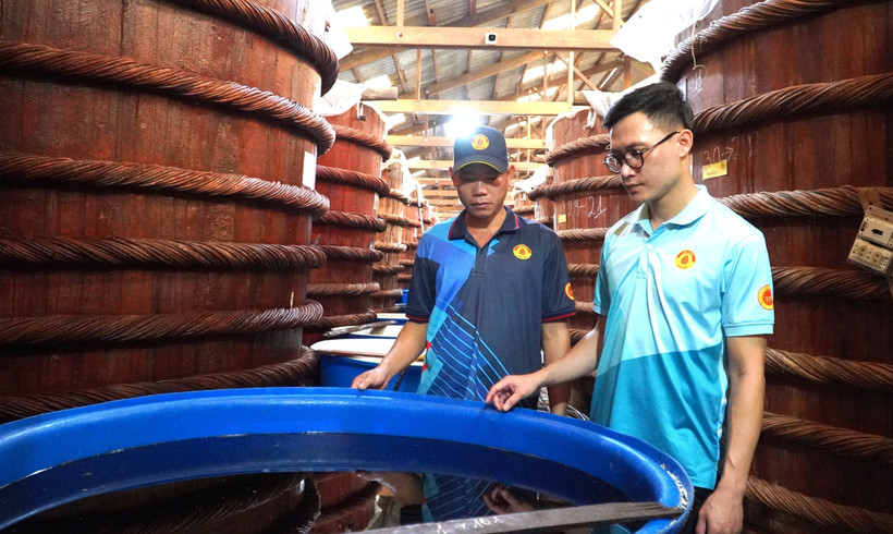 Taller de elaboración de salsa de pescado tradicional de la empresa Huynh Khoa en Phu Quoc (Foto: VNA)