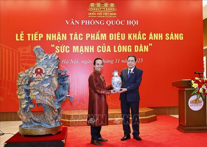 El presidente de la Asamblea Nacional, Tran Thanh Man, entrega un obsequio al artesano Bui Van Tu. (Foto: VNA)
