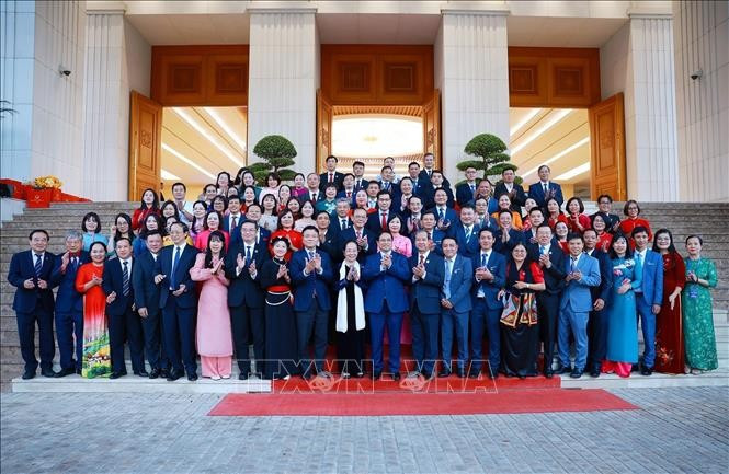 El primer ministro de Vietnam, Pham Minh Chinh, y representantes de directivos, docentes y trabajdores del sector educativo de todo el país (Foto: VNA)