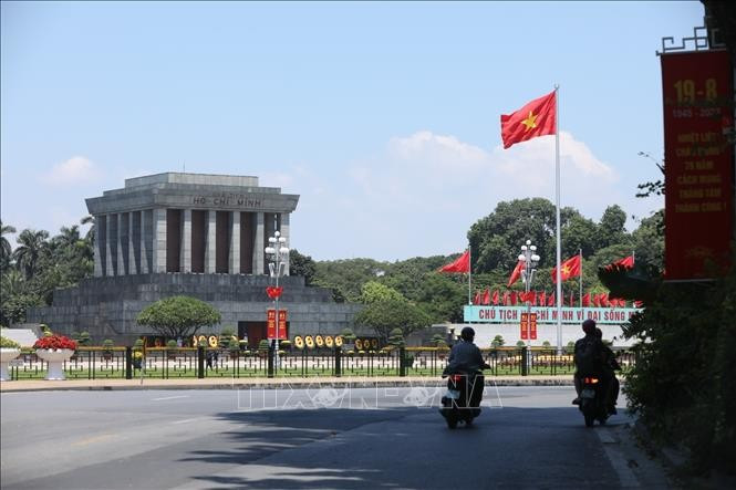 Las calles de Hanoi están llenas de flores y banderas a la llegada de las efemérides nacionales importantes (Foto ilustrativa: VNA)