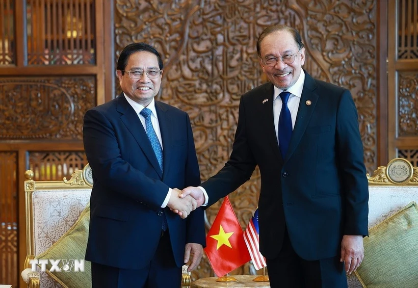 El primer ministro de Vietnam, Pham Minh Chinh (izquierda), y su homólogo malasio, Anwar Ibrahim (Foto: VNA)