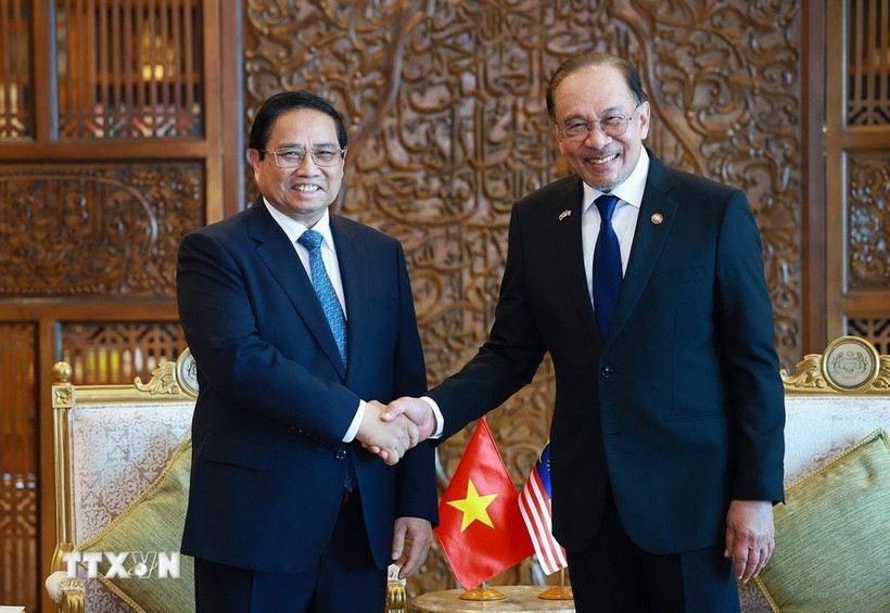 El primer ministro de Vietnam, Pham Minh Chinh (izquierda), y su homólogo malasio, Anwar Ibrahim (Foto: VNA)