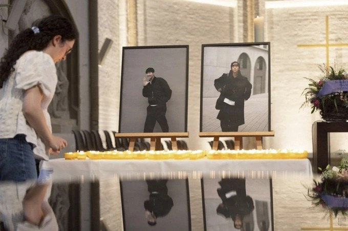 Foto de Quang y Minh en el servicio conmemorativo en la iglesia de San Petri, Hamburgo. (Foto: Hamburger Morgenpost)