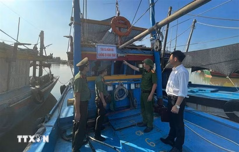 Las autoridades de la comuna de Van Loc (provincia de Thanh Hoa) monitorean estrictamente la entrada y salida de las embarcaciones (Foto: VNA)