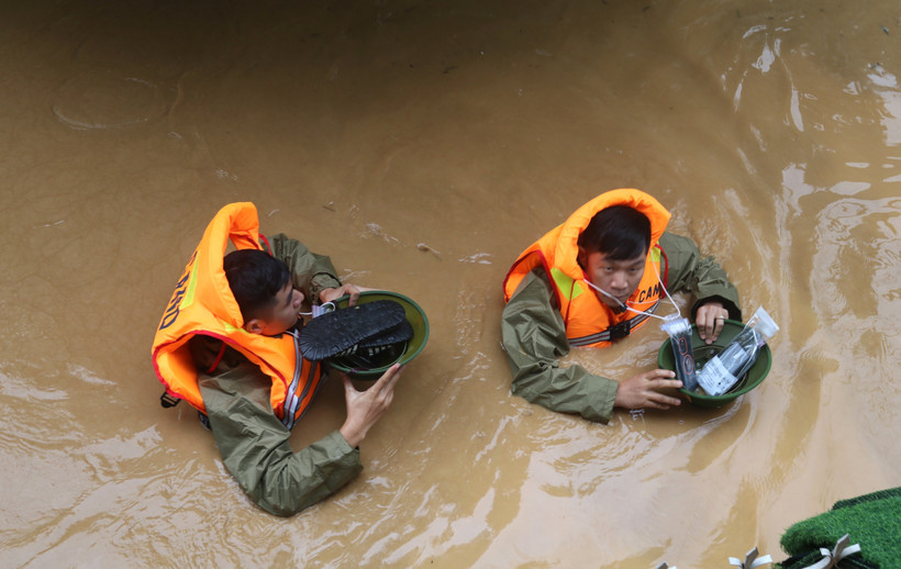 Las autoridades de la provincia de Cao Bang brindan apoyo a los habitantes de una zona inundada. (Foto: VNA)
