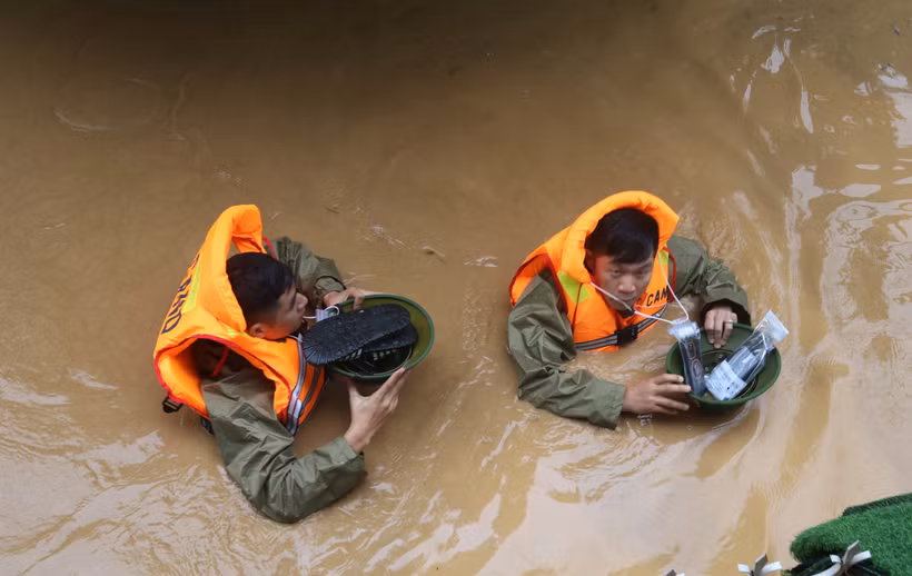 Las autoridades de la provincia de Cao Bang brindan apoyo a los habitantes de una zona inundada. (Foto: VNA)