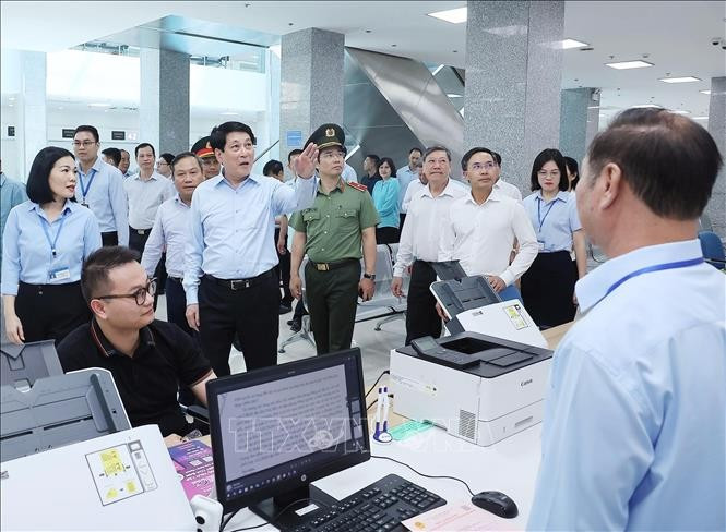 El presidente de Vietnam, Luong Cuong, inspecciona el Centro de Servicios Administrativos Públicos de Quang Ninh (Foto: VNA)