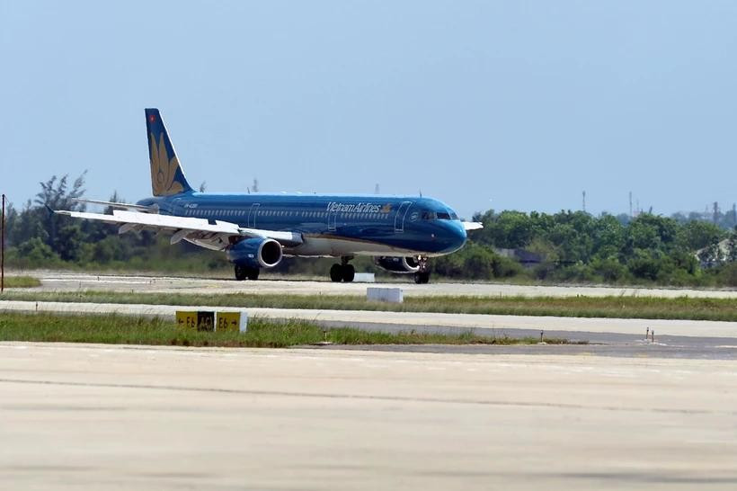 Una avión despega del Aeropuerto Internacional de Phu Quoc. (Foto: VNA)