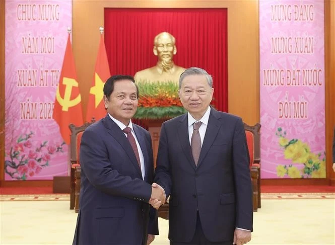 El secretario general del PCV, To Lam (derecha), recibe a Ouch Borith, miembro del Comité Permanente del PCC y primer vicepresidente del Senado de Camboya. (Foto: VNA)