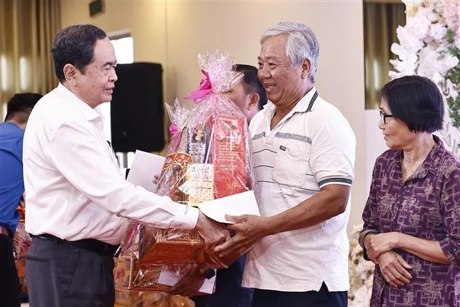 El presidente de la Asamblea Nacional de Vietnam, Tran Thanh Man, obsequia regalos a los beneficiarios de las políticas sociales y los hogares pobres en la ciudad sureña de Can Tho. (Foto: VNA)