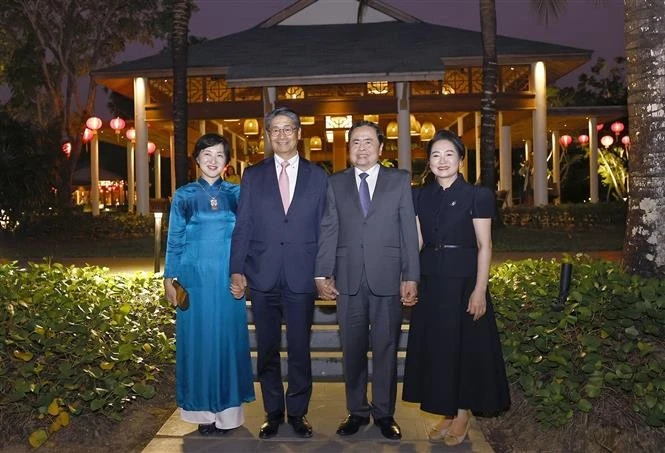 El presidente de la Asamblea Nacional, Tran Thanh Man (segundo desde la derecha) y su esposa, junto al embajador japonés en Vietnam, Ito Naoki, y su cónyuge. (Foto: VNA)