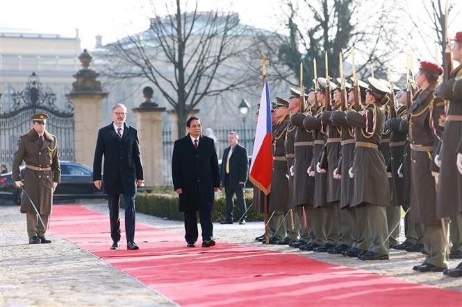 El primer ministro vietnamita, Pham Minh Chinh, y su homólogo checo, Petr Fiala, pasan revista a la guardia de honor (Foto: VNA)