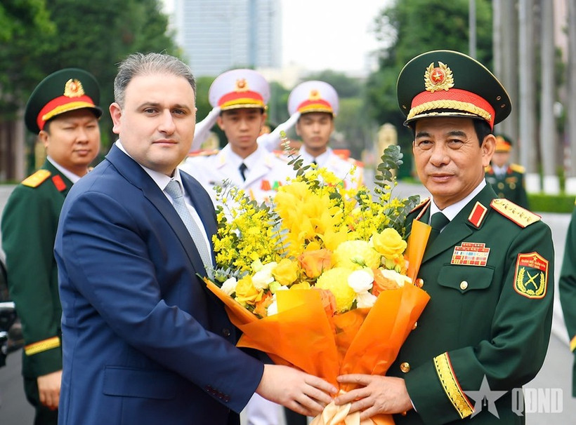 El general Phan Van Giang (derecha), ministro de Defensa de Vietnam, recibe a Vugar Mustafayev, ministro de Industria de Defensa de Azerbaiyán. (Foto: VNA)