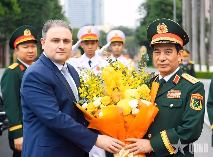 El general Phan Van Giang (derecha), ministro de Defensa de Vietnam, recibe a Vugar Mustafayev, ministro de Industria de Defensa de Azerbaiyán. (Foto: VNA)