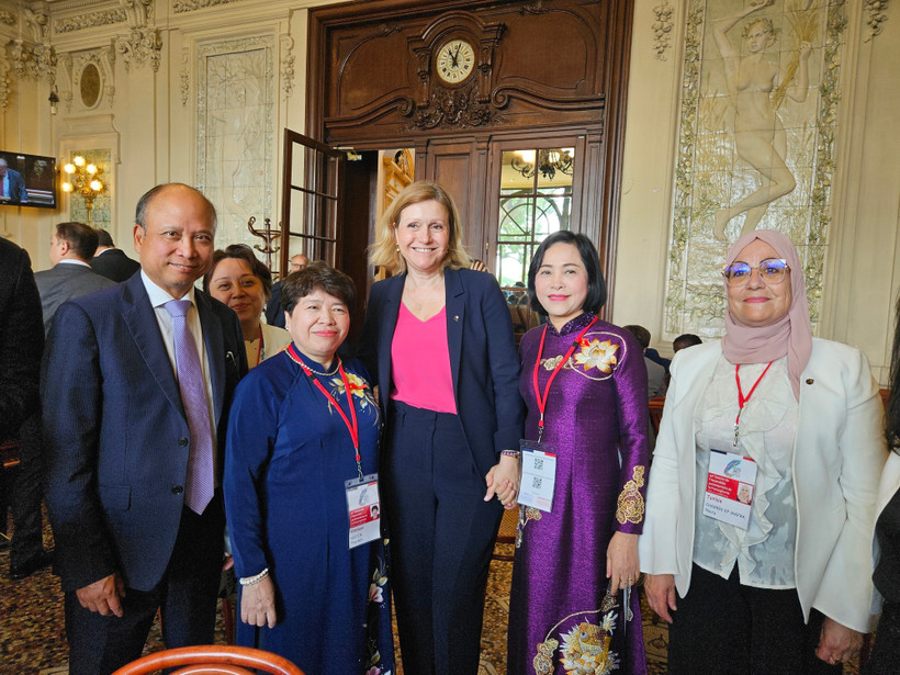 La vicepresidenta de la Asamblea Nacional, Nguyen Thi Thanh (segunda desde la derecha), se reúne con la titular de la Asamblea Nacional francesa, Yael Braun-Pivet (centro). (Foto: VNA)