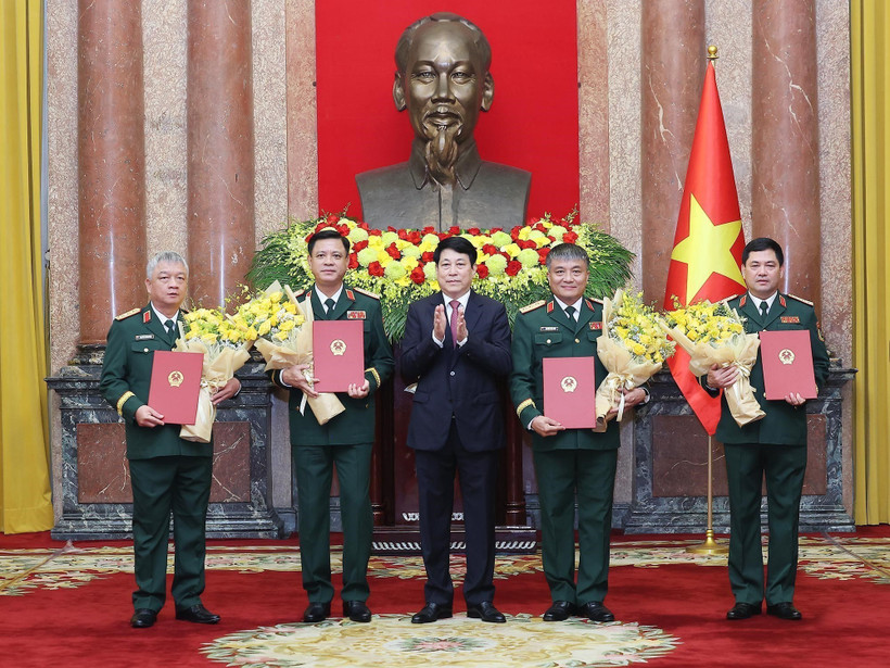 El presidente Luong Cuong entrega las decisiones a los viceministros de Defensa Nguyen Hong Thai, Nguyen Van Hien, Nguyen Truong Thang, y el subjefe del Estado Mayor General del EPV, Nguyen Quang Ngoc (Foto: VNA)