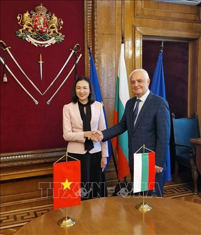 La embajadora vietnamita en Sofía, Nguyen Thi Minh Nguyet, y el ministro de Defensa de Bulgaria, Atanas Zapryanov (Foto: VNA)