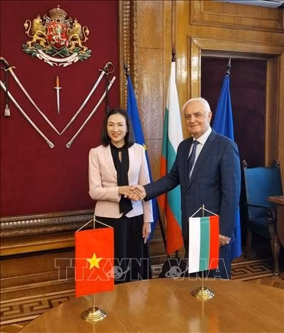 La embajadora vietnamita en Sofía, Nguyen Thi Minh Nguyet, y el ministro de Defensa de Bulgaria, Atanas Zapryanov (Foto: VNA)