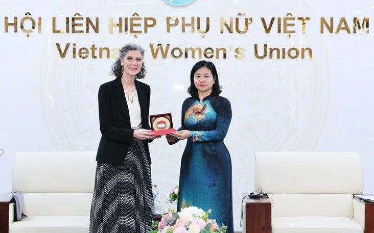 Nguyen Thi Tuyen, vicepresidenta del Comité Central del FPV y presidenta de la Unión de Mujeres de Vietnam, entrega un obsequio a Ramla Khalidi, representante residente del PNUD en el país (Foto: VNA)