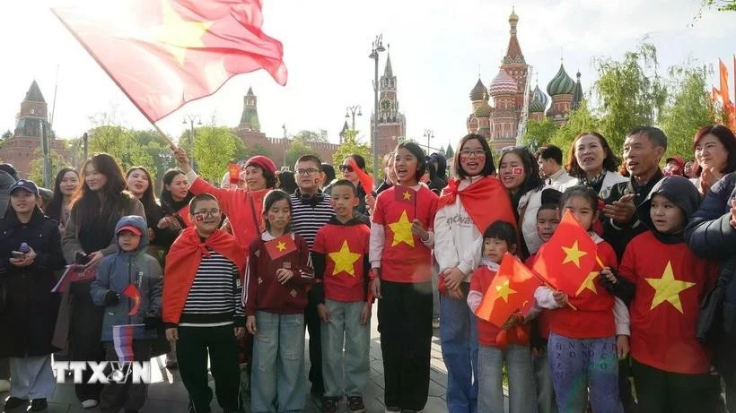 Los vietnamitas en Rusia se reúnen para recibir a la delegación militar de su país. (Foto: VNA)