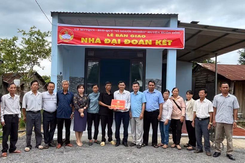 Acto de entrega de casas solidarias a hogares pobres en el distrito de Buon Don, provincia de Dak Lak. (Foto: Archivo de VNA)