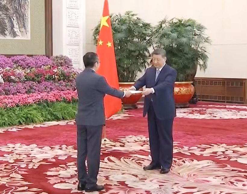 El embajador de Vietnam en Beijing, Pham Thanh Binh, presenta sus cartas credenciales al secretario general del Partido Comunista y presidente de China, Xi Jinping (Foto: VNA)
