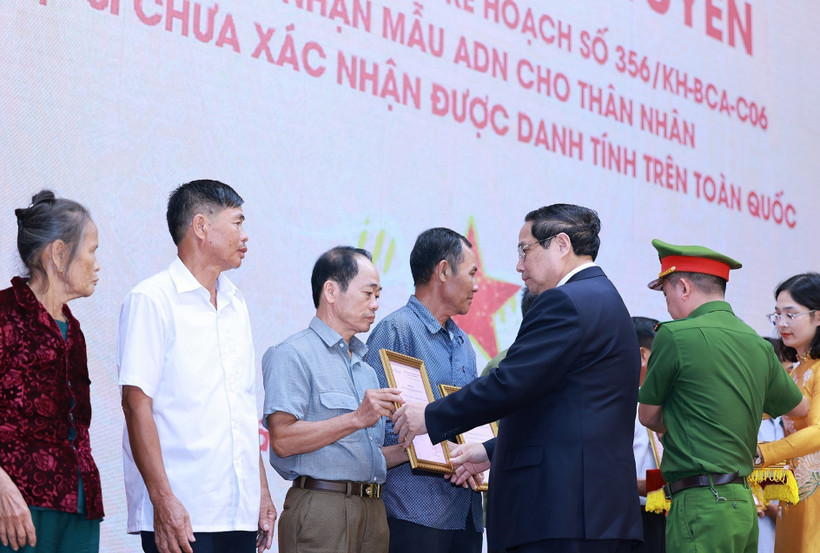 El primer ministro Pham Minh Chinh entrega la notificación de los resultados del examen de ADN a los familiares de los mártires (Foto: VNA)