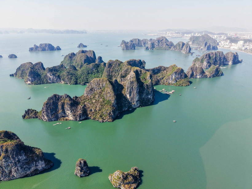 La bahía de Ha Long cuenta con mil 969 islas, en su mayoría de piedra caliza (Foto: VNA)