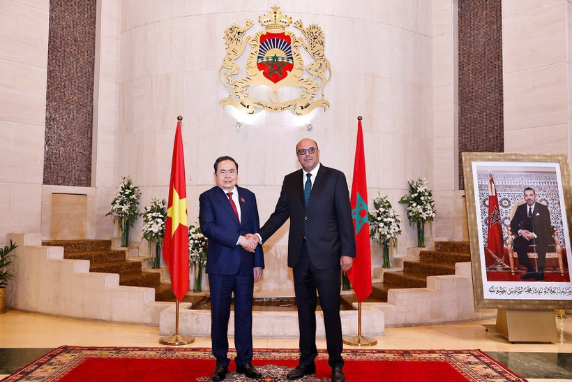 El presidente de la Asamblea Nacional de Vietnam, Tran Thanh Man (izquierda), se reúne con Mohamed Ould Errachid, titular de la Cámara de Consejeros de Marruecos (Foto: VNA)