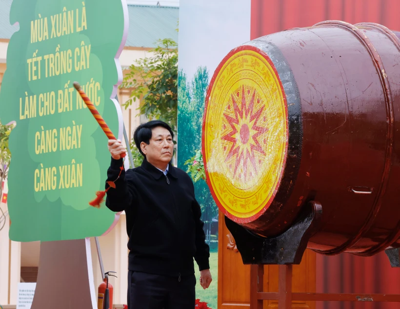 El presidente de Vietnam, Luong Cuong, toca el tambor para dar inicio al festival (Foto: VNA)