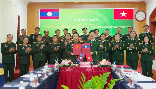 Ambas partes intercambian un memorando de entendimiento en la cita (Foto: VNA)