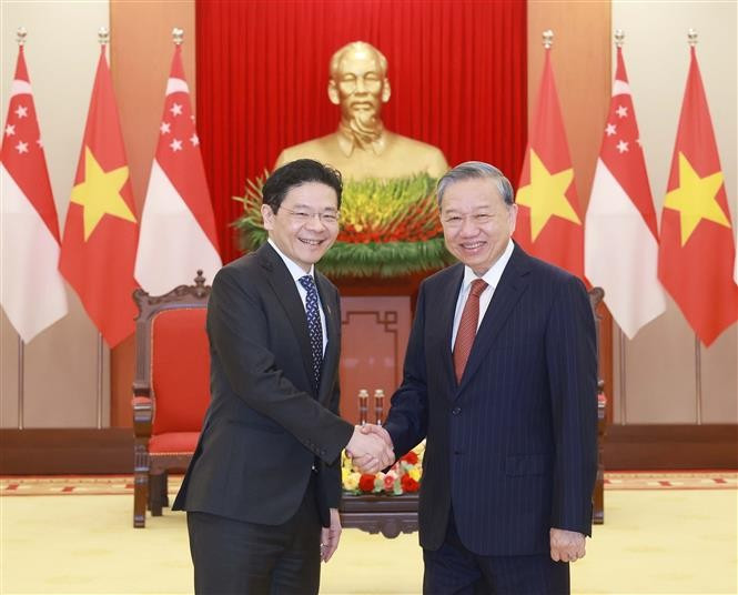 El secretario general del Partido Comunista de Vietnam, To Lam (derecha), recibe al primer ministro de Singapur, Lawrence Wong (Foto: VNA)