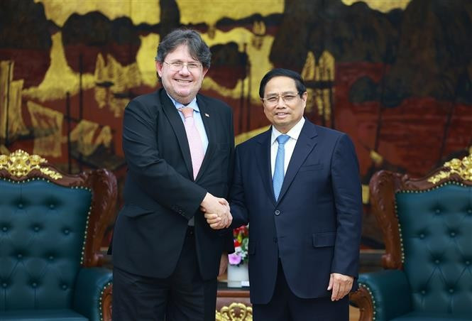El primer ministro de Vietnam, Pham Minh Chinh (derecha), recibe al flamante embajador de Austria en Hanoi, Philipp Agathonos. (Foto: VNA)