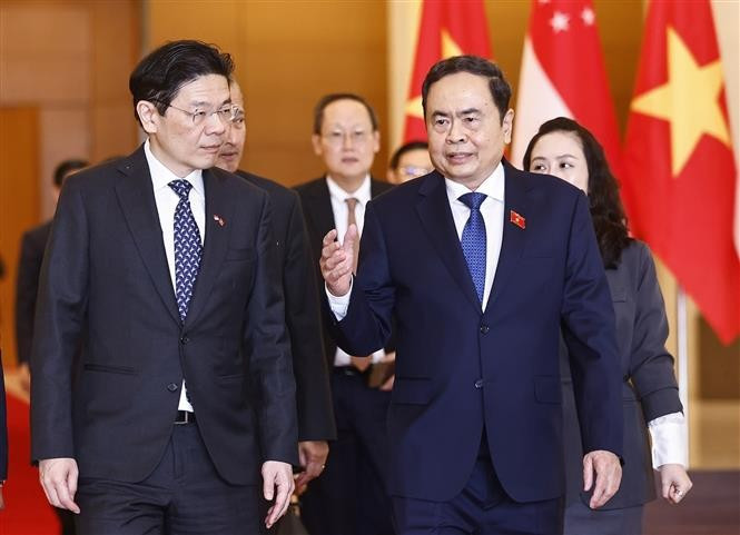 El presidente de la Asamblea Nacional de Vietnam, Tran Thanh Man (derecha), se reúne con el primer ministro de Singapur, Lawrence Wong. (Foto: VNA)