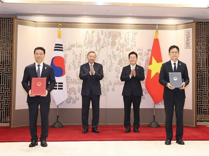 El secretario general del Partido Comunista de Vietnam, To Lam, y el presidente surcoreano, Lee Jae Myung, presencian la firma del memorando de entendimiento para la cooperación científica y tecnológica entre ambos países (Foto: VNA)