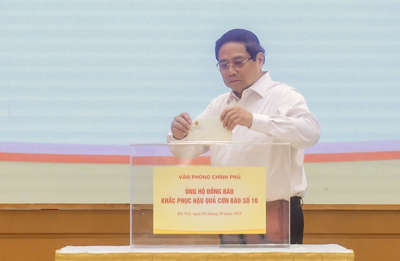 El primer ministro Pham Minh Chinh realiza una donación para ayudar a los pobladores a superar las consecuencias del tifón (Foto: VNA)