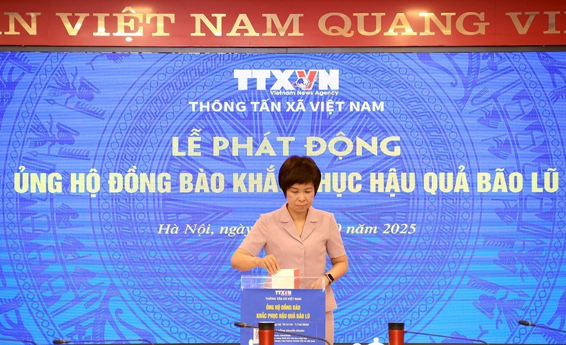 La directora general de la VNA, Vu Viet Trang, ofrece una donación para apoyar a las personas afectadas a superar las consecuencias de las tormentas e inundaciones. (Foto: VNA)