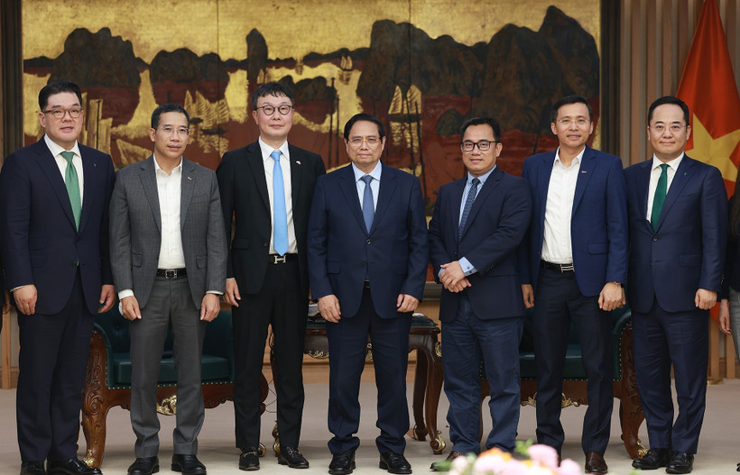El primer ministro de Vietnam, Pham Minh Chinh (en el medio), y los delegados participantes en la cita (Foto: VNA)