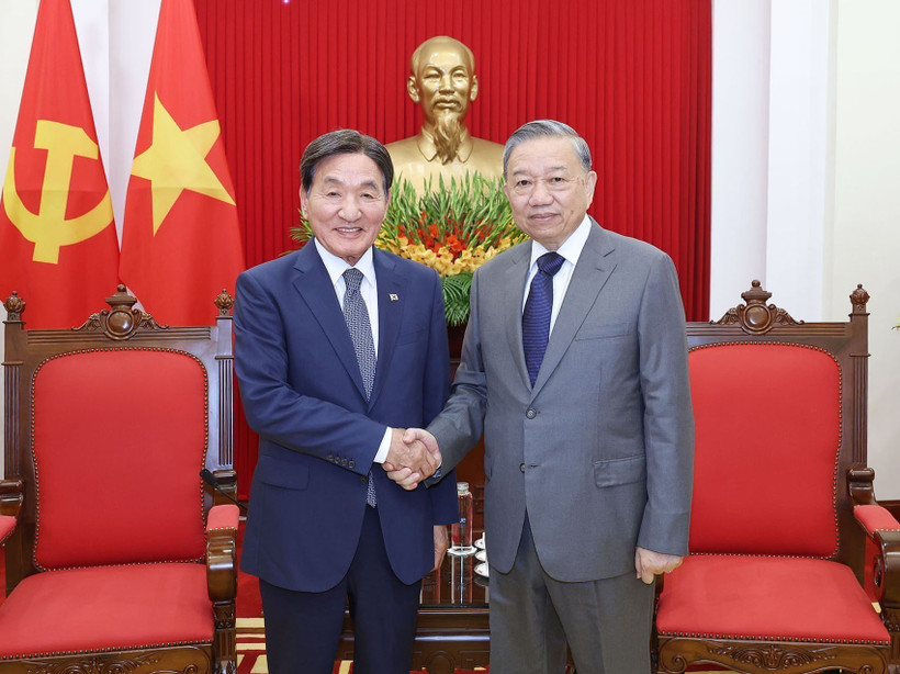 El secretario general del PCV, To Lam (derecha), recibe a Park Chang Dal, enviado especial del presidente de Corea, Lee Jae Myung. (Foto: VNA)